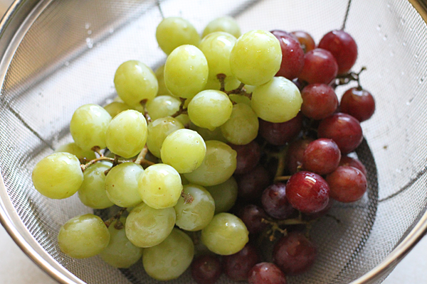 Recipe for making frozen seedless grapes