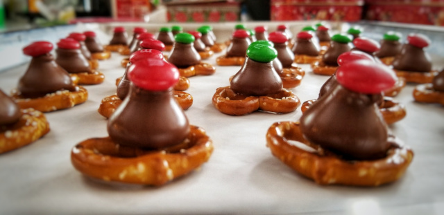 Christmas Cookies - Pretzel and Hershey Kiss Bites
