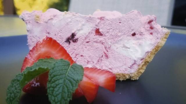 Summertime Jello and Cool Whip Pie with Fresh Fruit